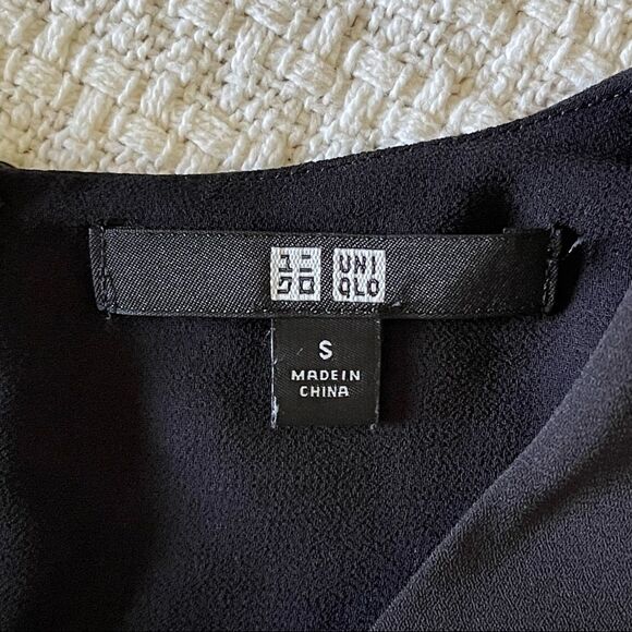 Uniqlo black peplum rayon versatile sleeveless top - Picture 3 of 9